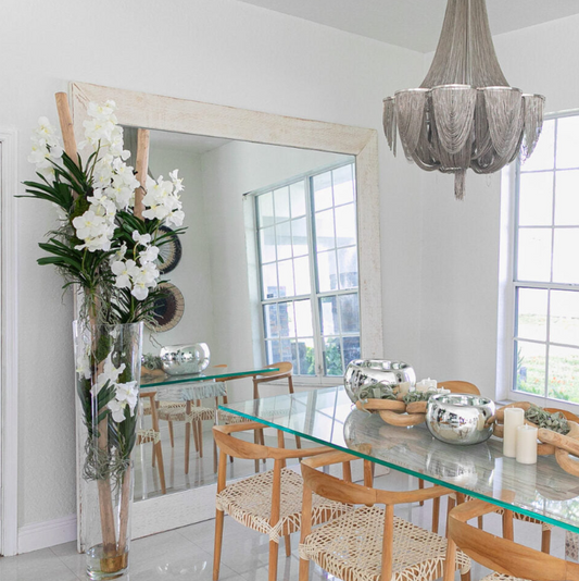 blanco vanda orquídeas y flotante madera dentro un grande cónico vidrio jarrón.