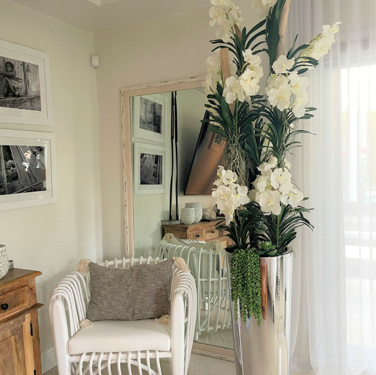 blanco vanda orquídeas en inoxidable acero cono jardinera