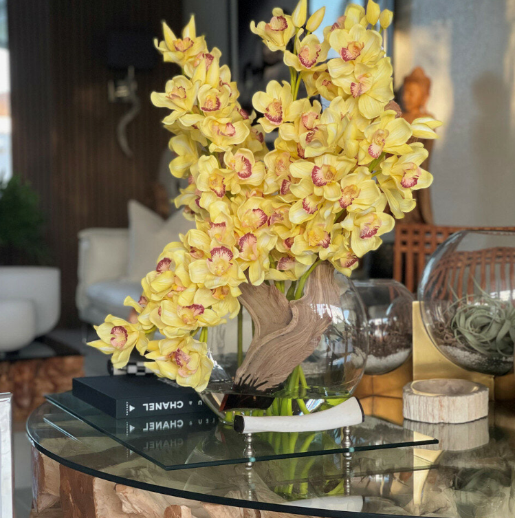 amarillo cymbidium orquídeas en un lunar jardinera