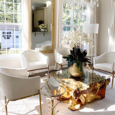 delaney dorado maceta con múltiples Stems de phalaenopsis orquídeas y Succulents