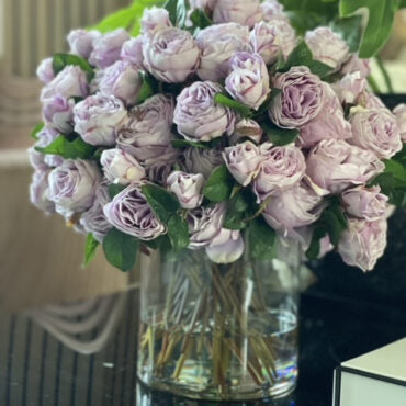 inglés rosas en Clear vidrio cilindro