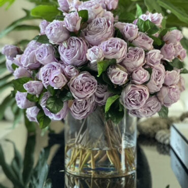 inglés rosas en Clear vidrio cilindro