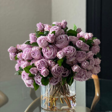 inglés rosas en Clear vidrio cilindro