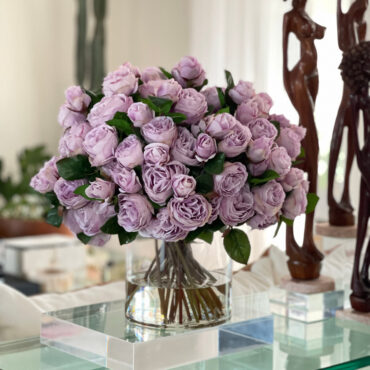 inglés rosas en Clear vidrio cilindro