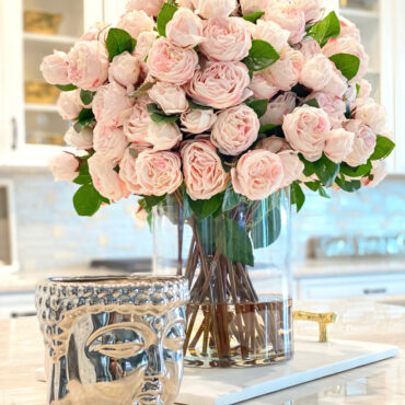 rosa-pálido inglés rosas en 16″ vidrio rota jarrón