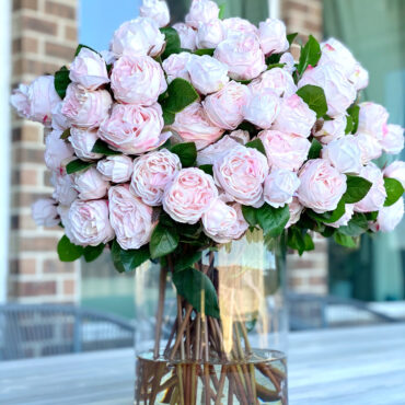 rosa-pálido inglés rosas en 16″ vidrio rota jarrón