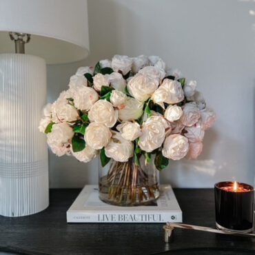 inglés rosas en Clear vidrio cilindro