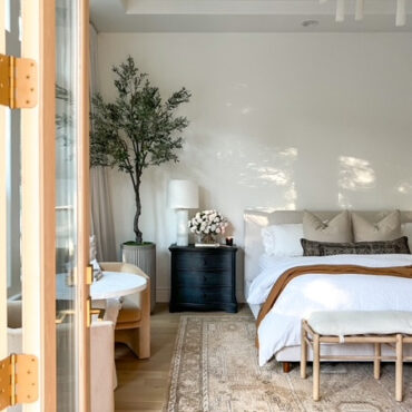 inglés rosas en Clear vidrio cilindro