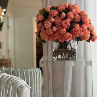 inglés rosas en Clear vidrio cilindro