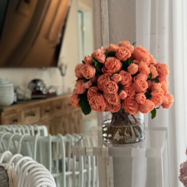 inglés rosas en Clear vidrio cilindro