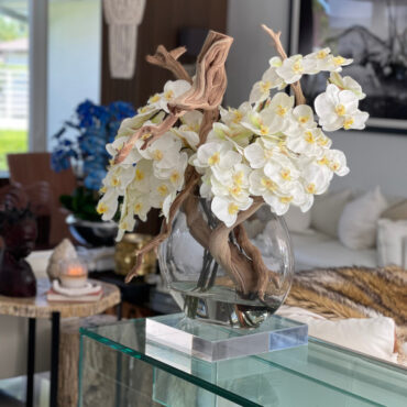 16″ luna jarrón con blanco orquídeas