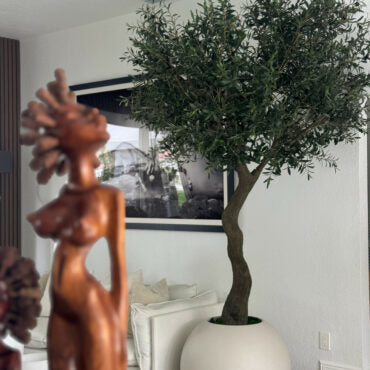 7′ olivo árbol en mate beige 30″ esférico jardinera