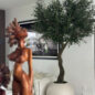 7′ olivo árbol en mate beige 30″ esférico jardinera