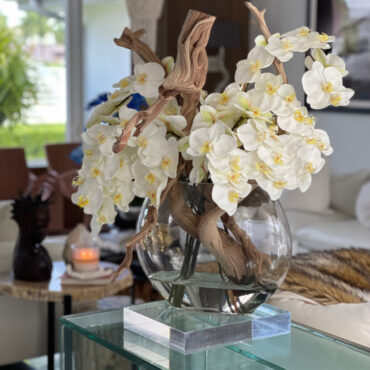 16″ luna jarrón con blanco orquídeas