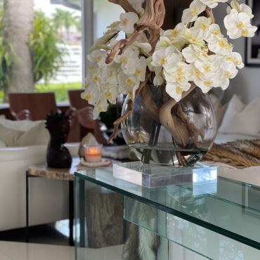 16″ luna jarrón con blanco orquídeas