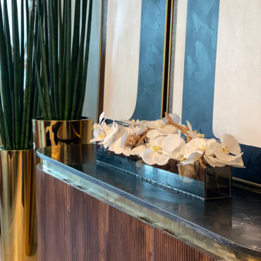 36″ Casa Moderna negro teñido vidrio plato jardinera con blanco phalaenopsis orquídeas