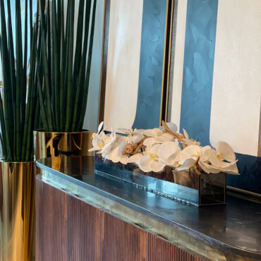 36″ Casa Moderna negro teñido vidrio plato jardinera con blanco phalaenopsis orquídeas