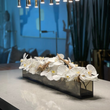 36″ Casa Moderna negro teñido vidrio plato jardinera con blanco phalaenopsis orquídeas