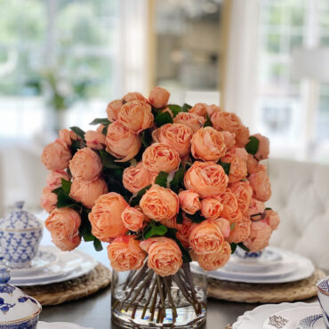 inglés rosas en Clear vidrio cilindro