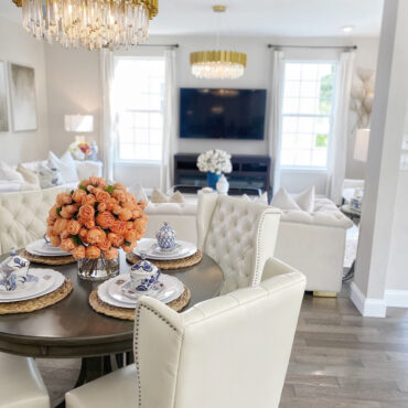 inglés rosas en Clear vidrio cilindro