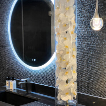 vidrio cilindro con blanco phalaenopsis orquídeas