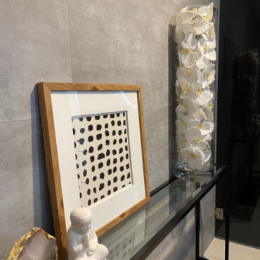 vidrio cilindro con blanco phalaenopsis orquídeas