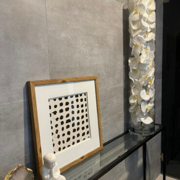 vidrio cilindro con blanco phalaenopsis orquídeas