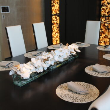 48″ Casa Moderna vidrio plato jardinera con blanco orquídeas