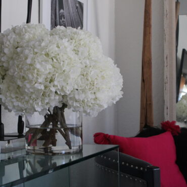 blanco hortensia ramo en clear vidrio cilindro jarrón