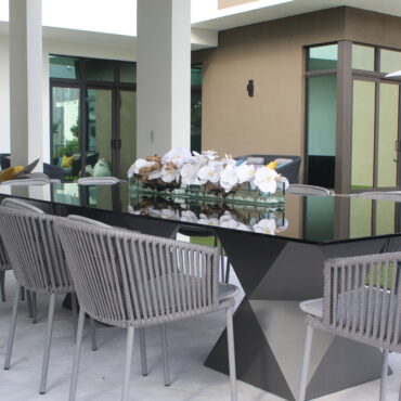 48″ Casa Moderna vidrio plato jardinera con blanco orquídeas