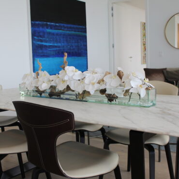 48″ Casa Moderna vidrio plato jardinera con blanco orquídeas