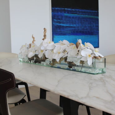 48″ Casa Moderna vidrio plato jardinera con blanco orquídeas