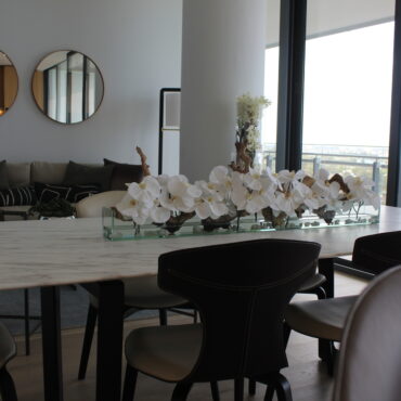 48″ Casa Moderna vidrio plato jardinera con blanco orquídeas