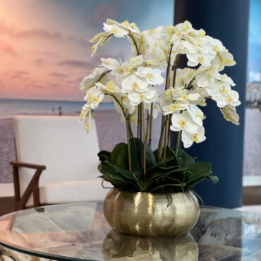 blanco phalaenopsis orquídeas en dorado metal Bowie cuenco