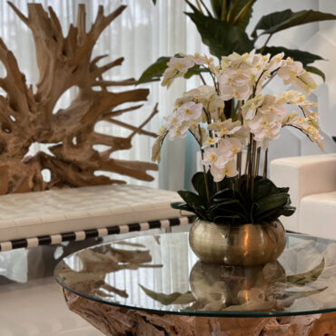 blanco phalaenopsis orquídeas en dorado metal Bowie cuenco