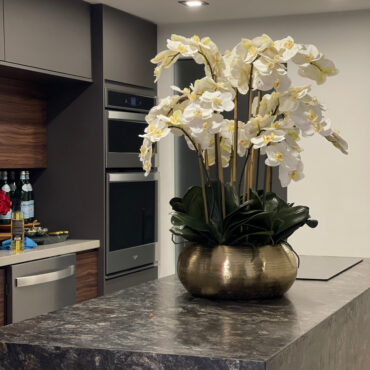 blanco phalaenopsis orquídeas en dorado metal Bowie cuenco