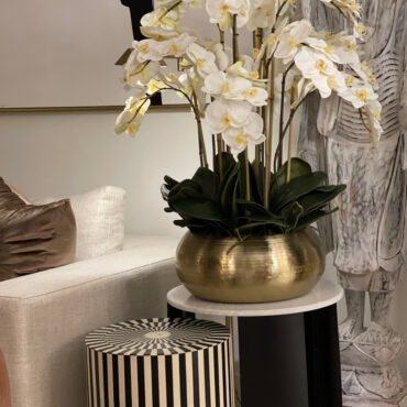 blanco phalaenopsis orquídeas en dorado metal Bowie cuenco