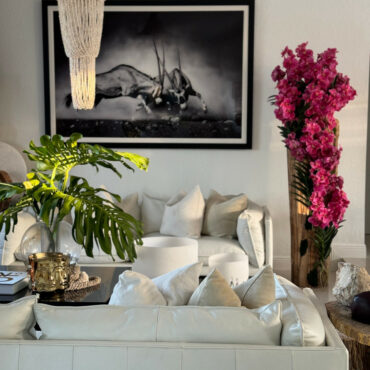 grande vivo borde teca jarrón con rosa vanda orquídeas