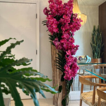 grande vivo borde teca jarrón con rosa vanda orquídeas