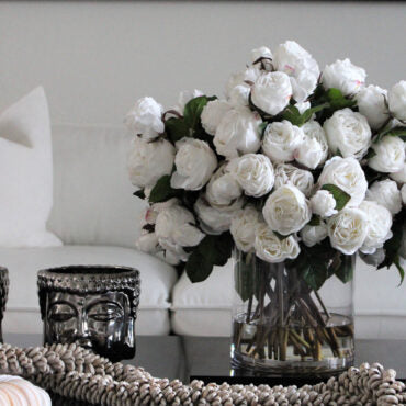 inglés rosas en Clear vidrio cilindro