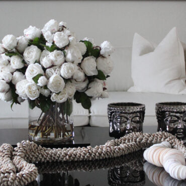 inglés rosas en Clear vidrio cilindro