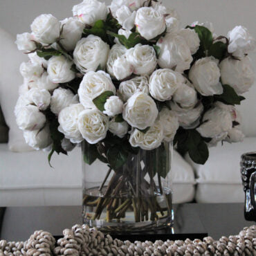 inglés rosas en Clear vidrio cilindro