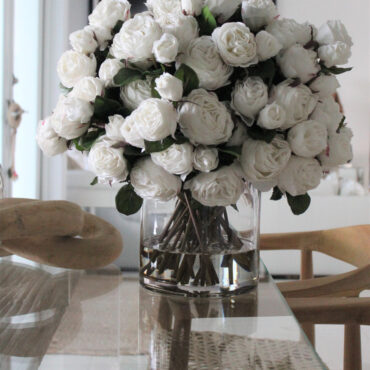 inglés rosas en Clear vidrio cilindro