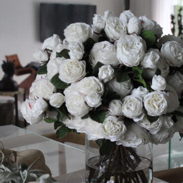 inglés rosas en Clear vidrio cilindro