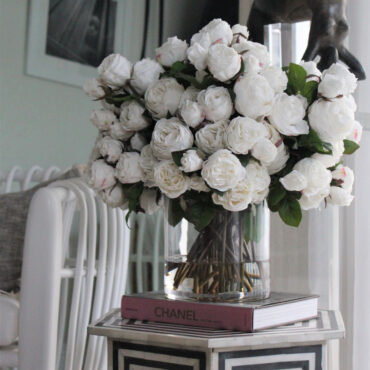 inglés rosas en Clear vidrio cilindro