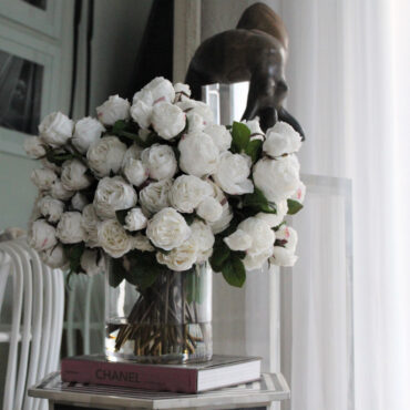 inglés rosas en Clear vidrio cilindro