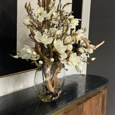 16″ luna jarrón con magnolias