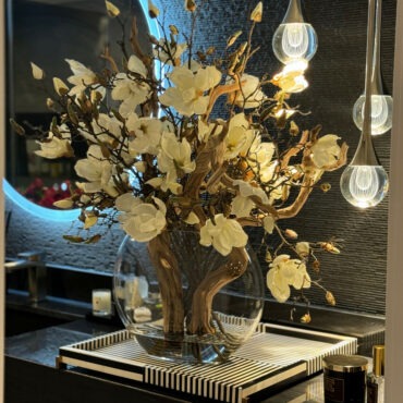 16″ luna jarrón con magnolias