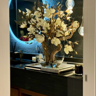 16″ luna jarrón con magnolias