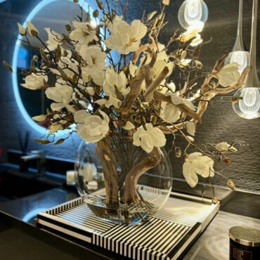 16″ luna jarrón con magnolias